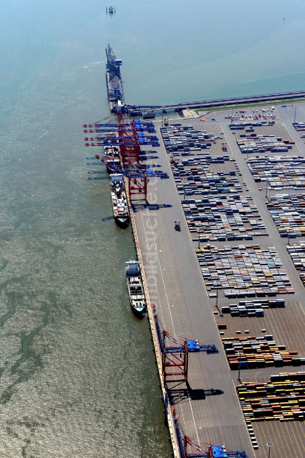 Luftaufnahme Wilhelmshaven - Containerterminal im Containerhafen des Überseehafen des Jade Weser Port ( JWP ) an der Nordsee in Wilhelmshaven im Bundesland Niedersachsen, Deutschland