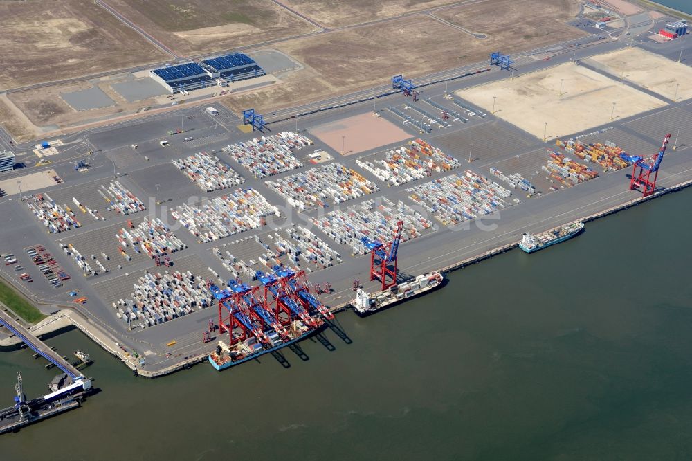 Wilhelmshaven aus der Vogelperspektive: Containerterminal im Containerhafen des Überseehafen des Jade Weser Port ( JWP ) an der Nordsee in Wilhelmshaven im Bundesland Niedersachsen, Deutschland