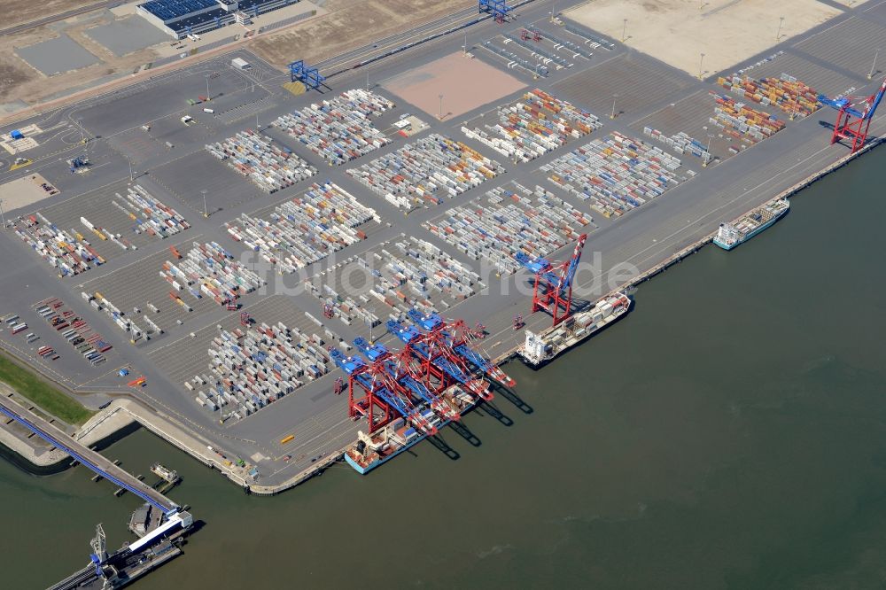 Luftaufnahme Wilhelmshaven - Containerterminal im Containerhafen des Überseehafen des Jade Weser Port ( JWP ) an der Nordsee in Wilhelmshaven im Bundesland Niedersachsen, Deutschland