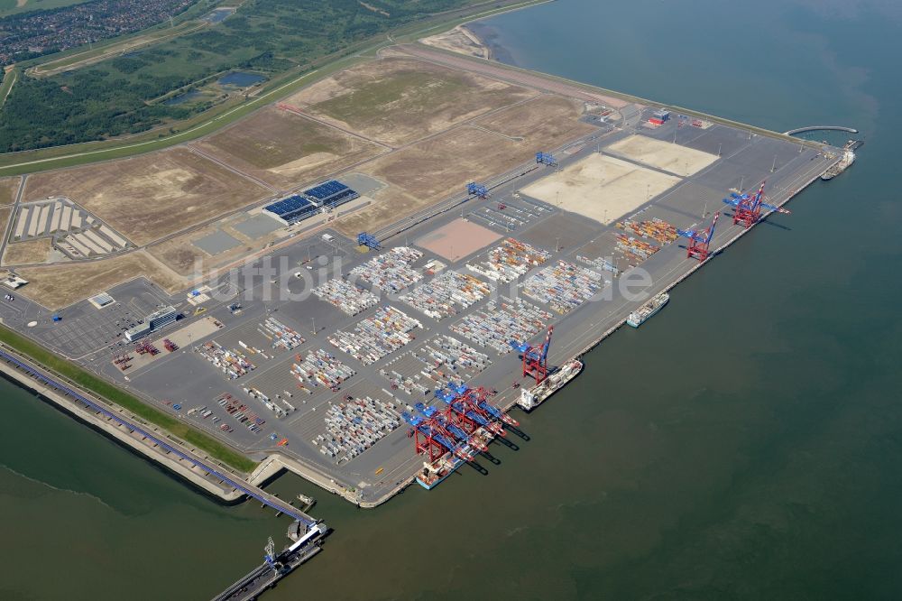 Wilhelmshaven von oben - Containerterminal im Containerhafen des Überseehafen des Jade Weser Port ( JWP ) an der Nordsee in Wilhelmshaven im Bundesland Niedersachsen, Deutschland