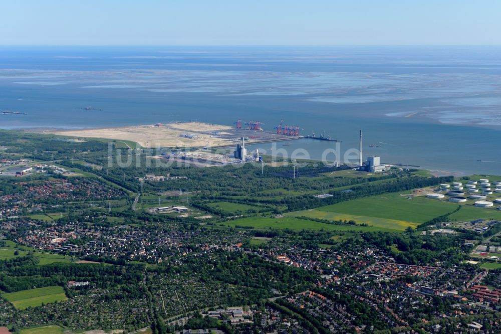 Luftaufnahme Wilhelmshaven - Containerterminal im Containerhafen des Überseehafen des Jade Weser Port ( JWP ) an der Nordsee in Wilhelmshaven im Bundesland Niedersachsen, Deutschland