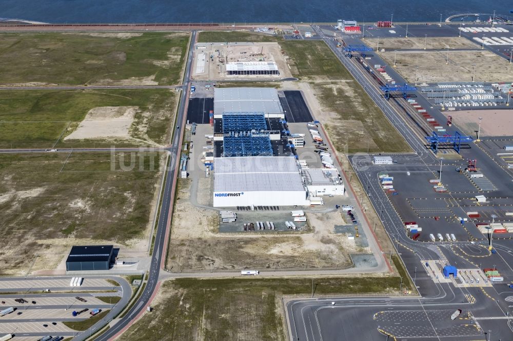 Wilhelmshaven von oben - Containerterminal im Containerhafen des Überseehafen des Jade Weser Port ( JWP ) an der Nordsee in Wilhelmshaven im Bundesland Niedersachsen, Deutschland