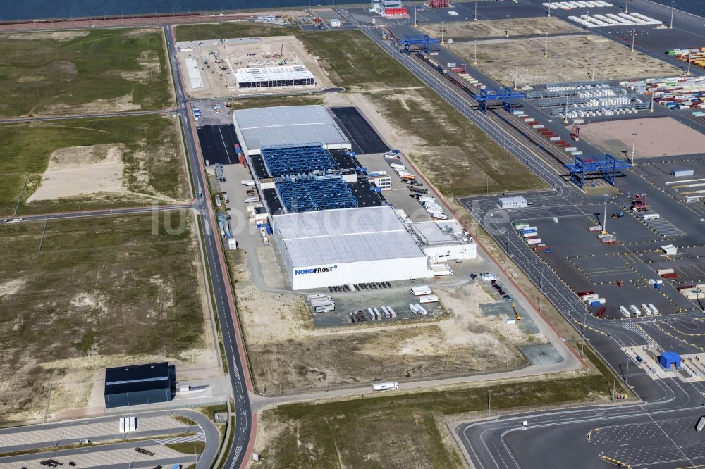 Wilhelmshaven aus der Vogelperspektive: Containerterminal im Containerhafen des Überseehafen des Jade Weser Port ( JWP ) an der Nordsee in Wilhelmshaven im Bundesland Niedersachsen, Deutschland