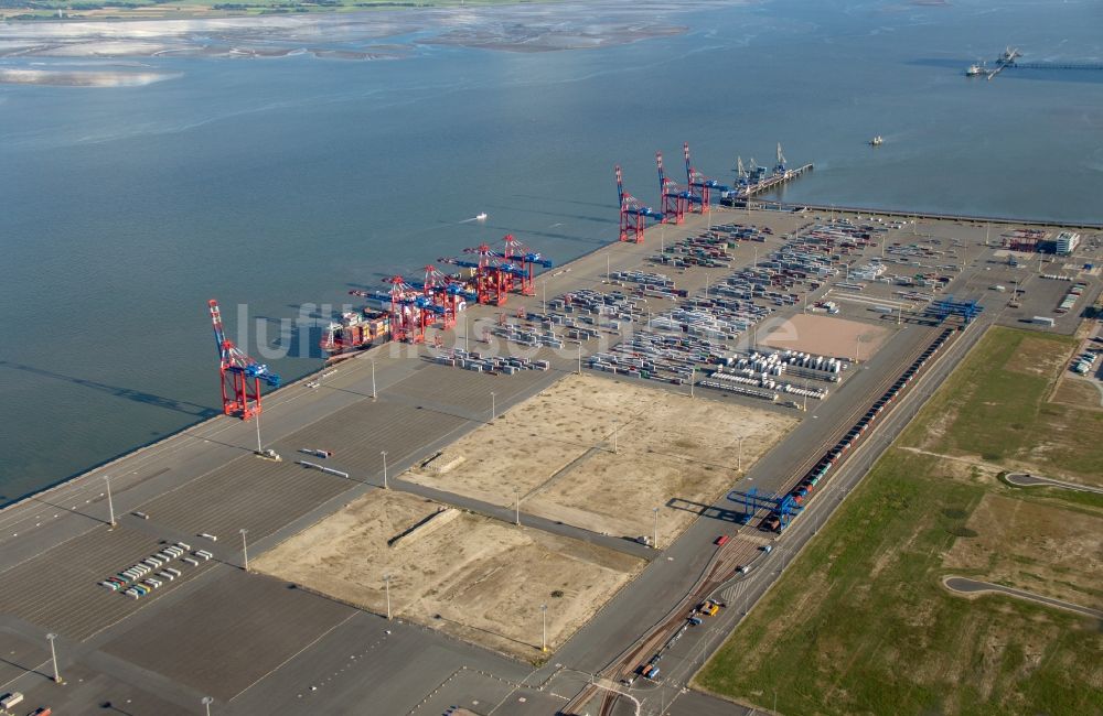 Wilhelmshaven aus der Vogelperspektive: Containerterminal im Containerhafen des Überseehafen JadeWeserPort ( JWP )in Wilhelmshaven im Bundesland Niedersachsen, Deutschland