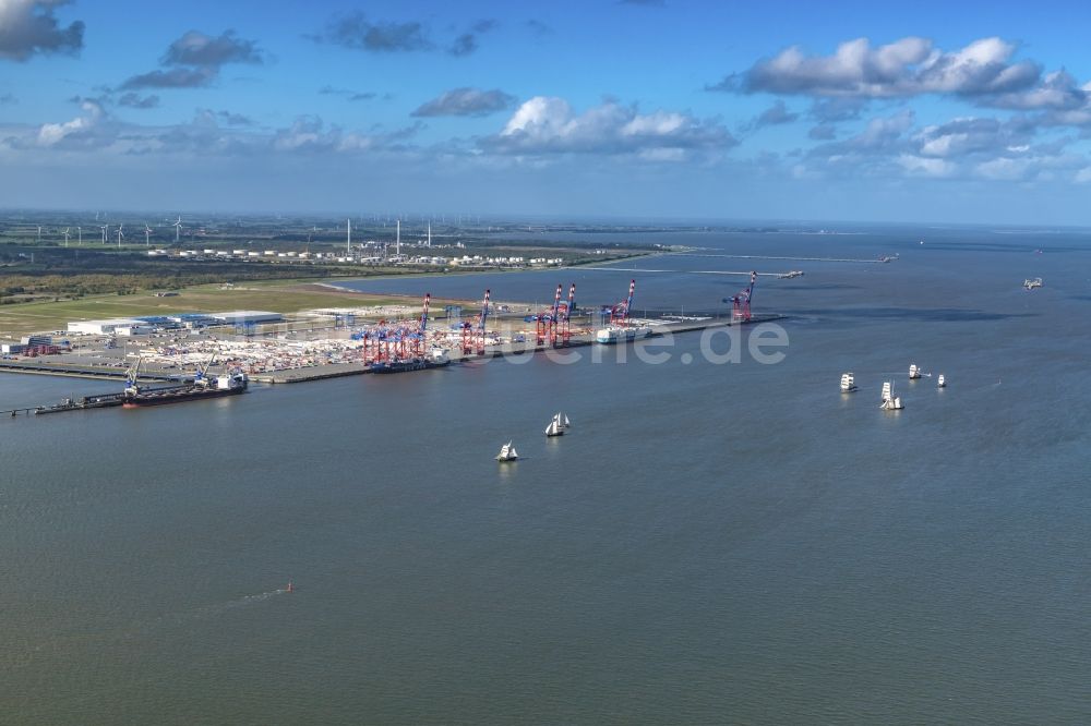 Wilhelmshaven aus der Vogelperspektive: Containerterminal im Containerhafen des Überseehafen JadeWeserPort ( JWP )in Wilhelmshaven im Bundesland Niedersachsen, Deutschland