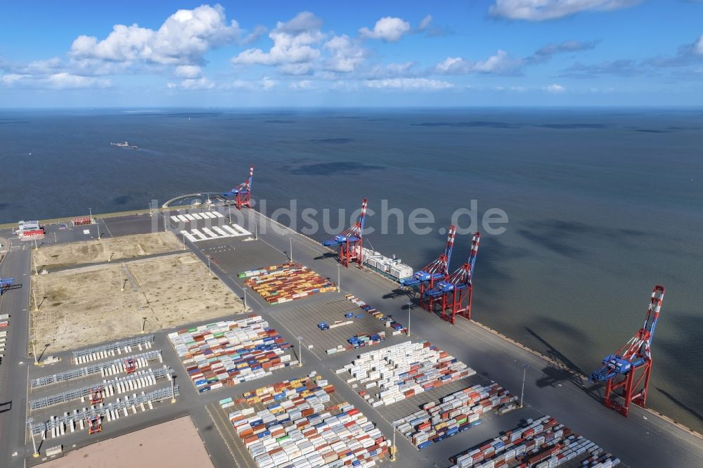 Wilhelmshaven aus der Vogelperspektive: Containerterminal im Containerhafen des Überseehafen JadeWeserPort ( JWP )in Wilhelmshaven im Bundesland Niedersachsen, Deutschland