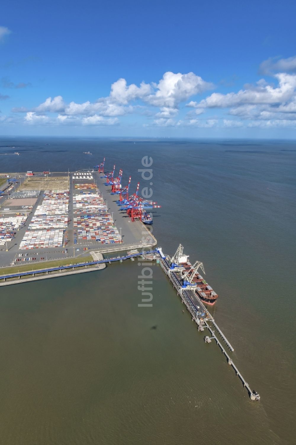 Wilhelmshaven aus der Vogelperspektive: Containerterminal im Containerhafen des Überseehafen JadeWeserPort ( JWP )in Wilhelmshaven im Bundesland Niedersachsen, Deutschland