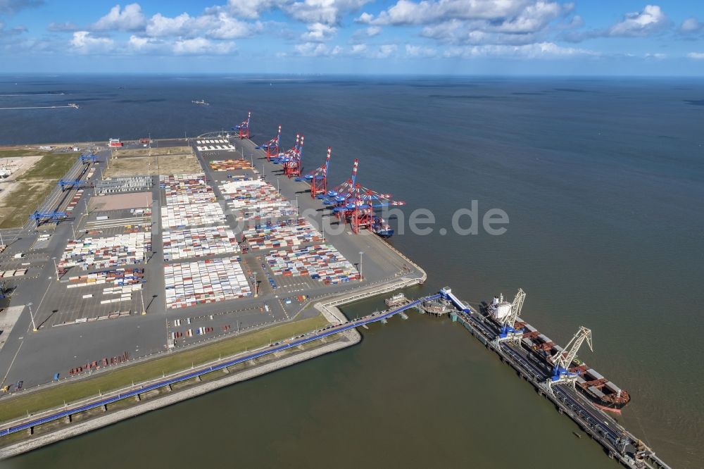 Wilhelmshaven von oben - Containerterminal im Containerhafen des Überseehafen JadeWeserPort ( JWP )in Wilhelmshaven im Bundesland Niedersachsen, Deutschland