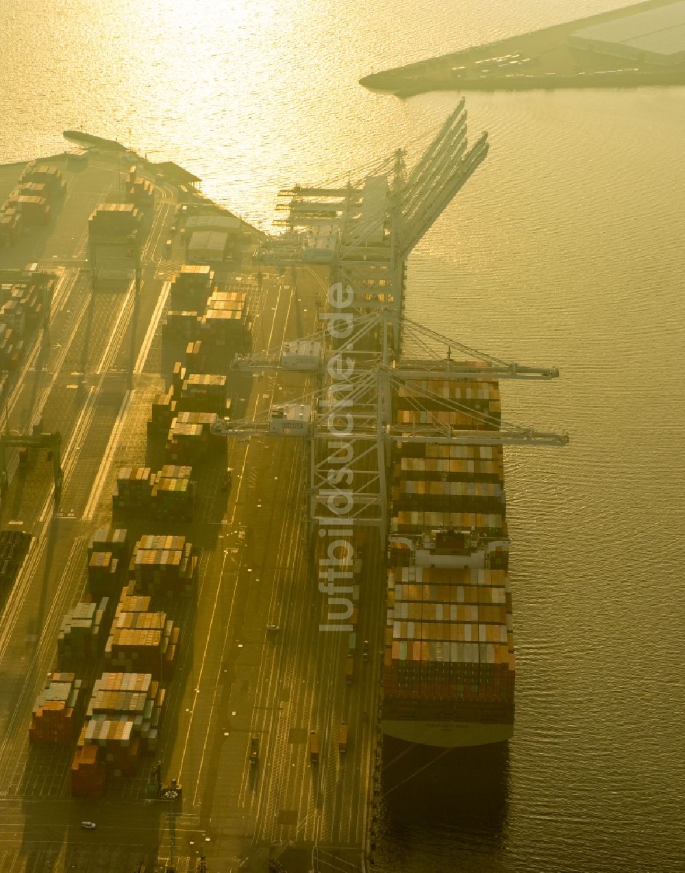 Luftbild Long Beach - Containerterminal im Containerhafen des Überseehafen Port of Long Beach im Dunst und tiefstehender Sonne in Long Beach in Kalifornien, USA