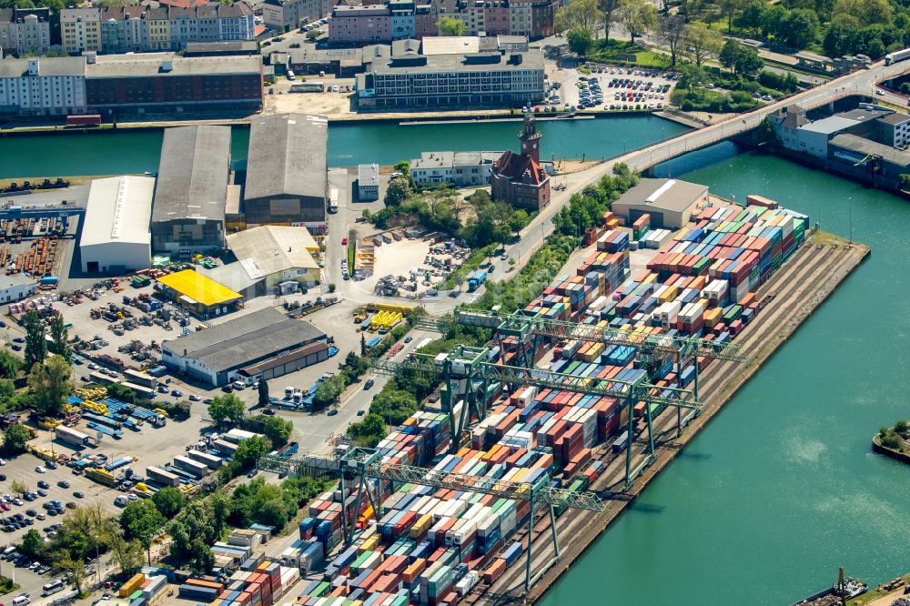 Dortmund von oben - Containerterminal im Containerhafen des Binnenhafen und Containerhafen Dortmund mit Altem Hafenamt in Dortmund im Bundesland Nordrhein-Westfalen