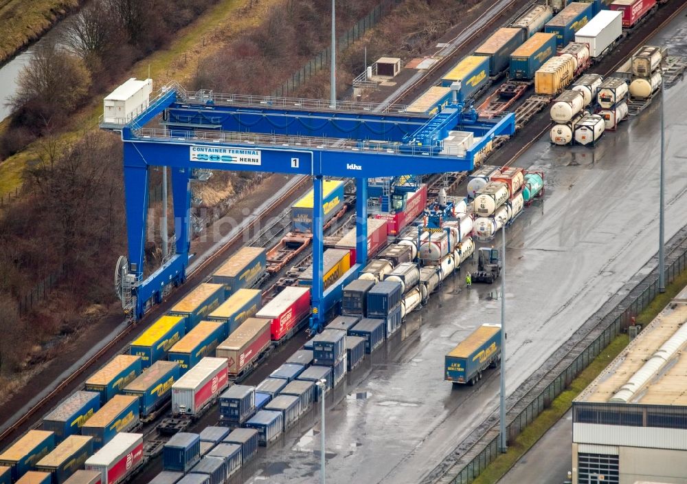 Luftaufnahme Herne - Containerterminal im Containerhafen des Binnenhafen der CTH Container Terminal Herne GmbH Am Westhafen in Herne im Bundesland Nordrhein-Westfalen