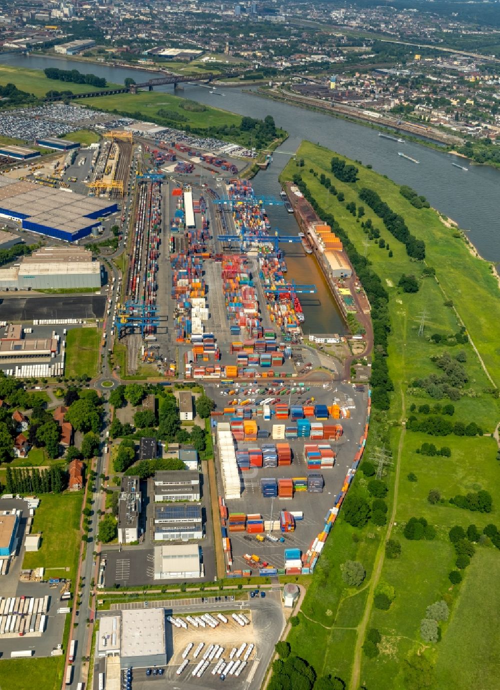 Duisburg aus der Vogelperspektive: Containerterminal im Containerhafen des Binnenhafen der DIT Duisburg Intermodal Terminal GmbH in Duisburg im Bundesland Nordrhein-Westfalen