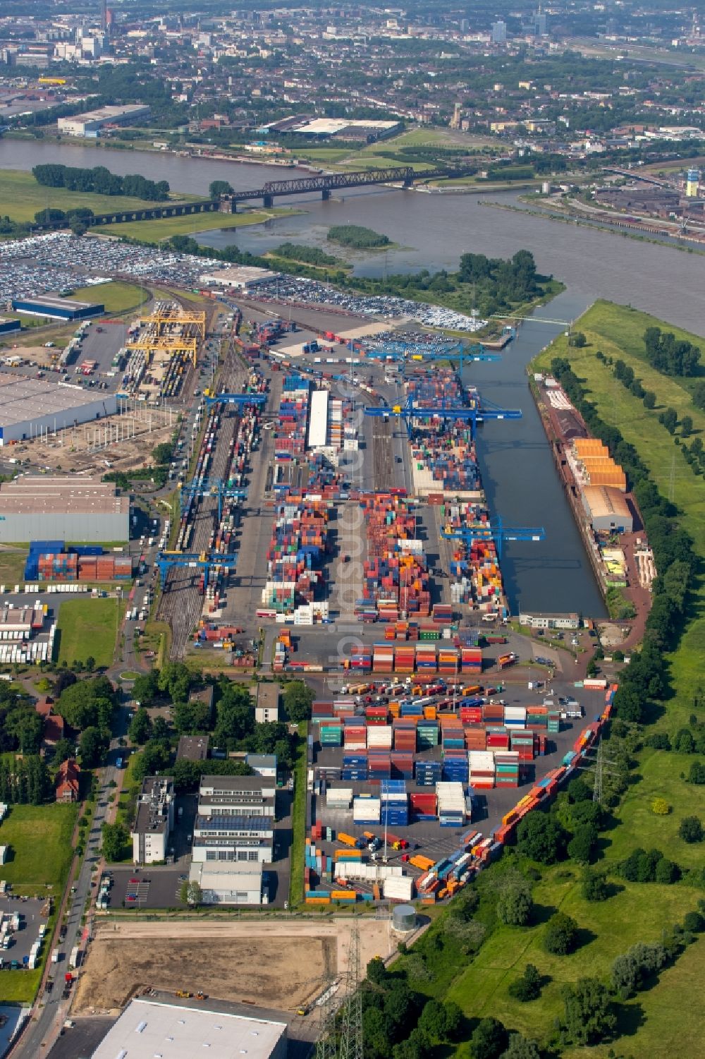 Duisburg aus der Vogelperspektive: Containerterminal im Containerhafen des Binnenhafen Duisburg Intermodal Terminal (DIT) in Duisburg im Bundesland Nordrhein-Westfalen