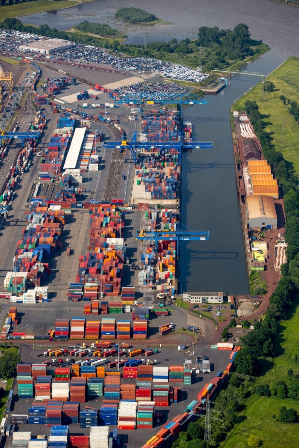 Luftaufnahme Duisburg - Containerterminal im Containerhafen des Binnenhafen Duisburg Intermodal Terminal (DIT) in Duisburg im Bundesland Nordrhein-Westfalen