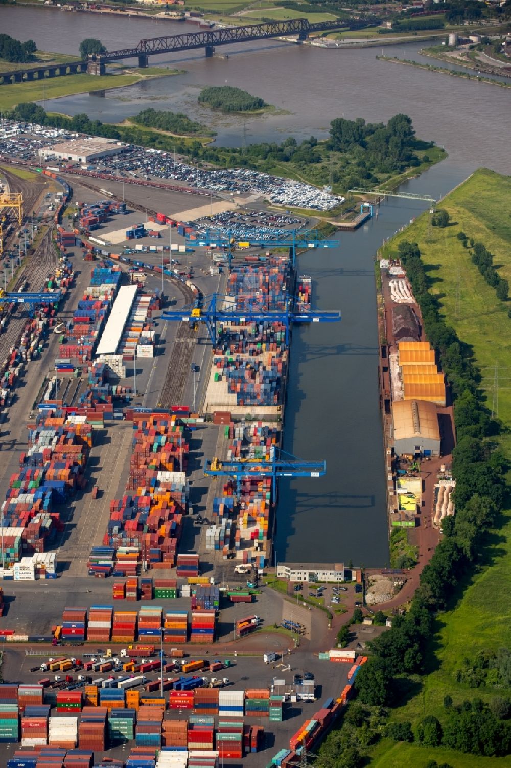 Duisburg von oben - Containerterminal im Containerhafen des Binnenhafen Duisburg Intermodal Terminal (DIT) in Duisburg im Bundesland Nordrhein-Westfalen