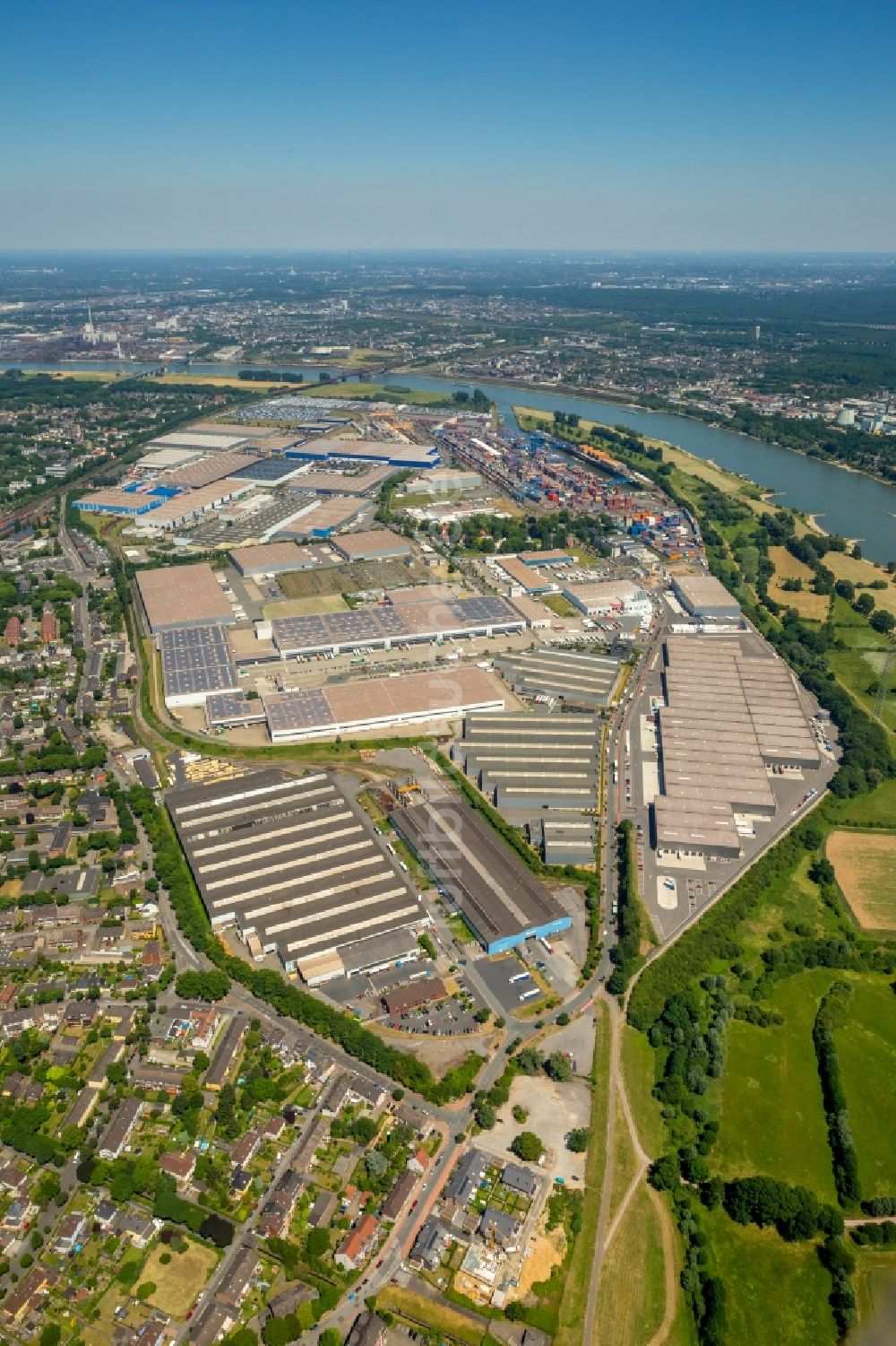 Luftaufnahme Duisburg - Containerterminal im Containerhafen des Binnenhafen Duisburg Intermodal Terminal (DIT) in Duisburg im Bundesland Nordrhein-Westfalen