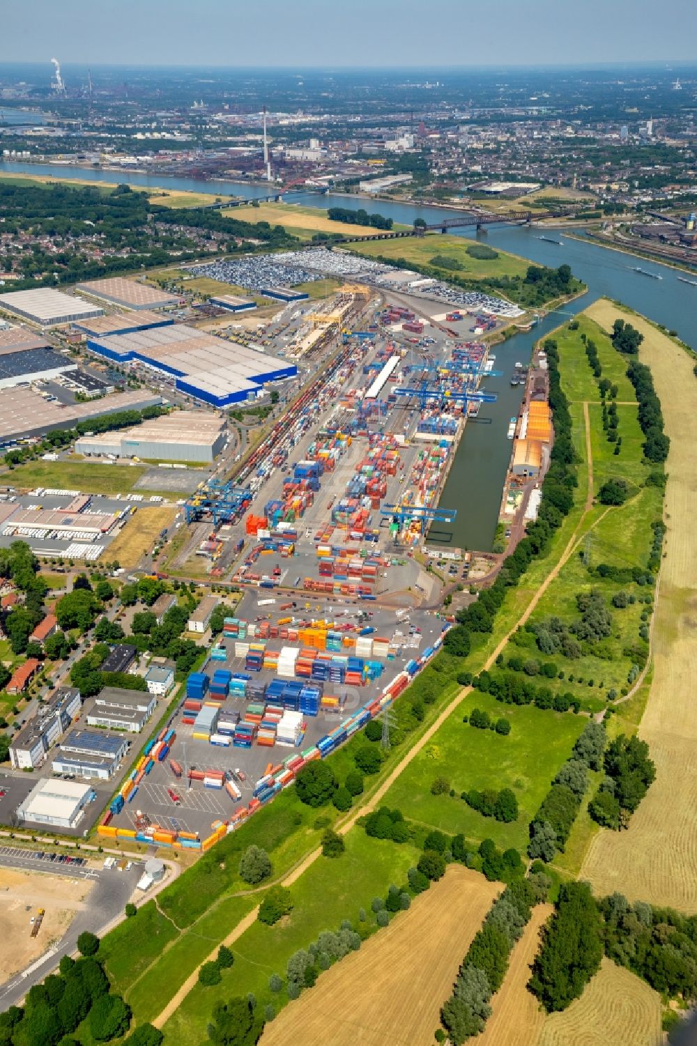 Luftbild Duisburg - Containerterminal im Containerhafen des Binnenhafen Duisburg Intermodal Terminal (DIT) in Duisburg im Bundesland Nordrhein-Westfalen