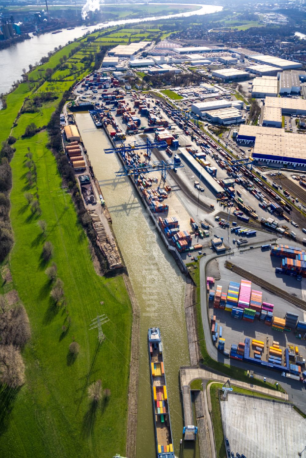 Luftaufnahme Duisburg - Containerterminal im Containerhafen des Binnenhafen Duisburg Intermodal Terminal (DIT) in Duisburg im Bundesland Nordrhein-Westfalen