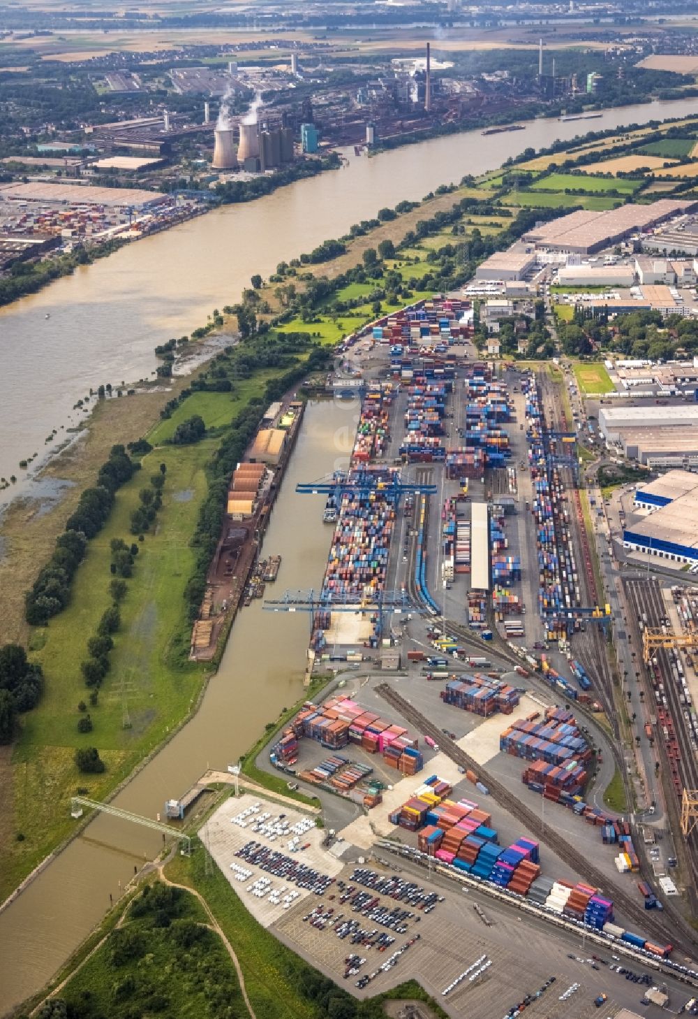 Duisburg aus der Vogelperspektive: Containerterminal im Containerhafen des Binnenhafen in Duisburg im Bundesland Nordrhein-Westfalen