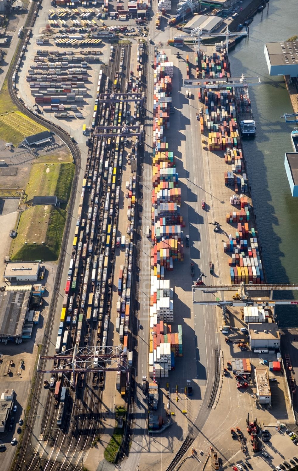 Luftaufnahme Duisburg - Containerterminal im Containerhafen des Binnenhafen am Hafenkanal im Ortsteil Ruhrort in Duisburg im Bundesland Nordrhein-Westfalen, Deutschland