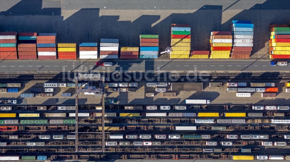 Duisburg aus der Vogelperspektive: Containerterminal im Containerhafen des Binnenhafen am Hafenkanal im Ortsteil Ruhrort in Duisburg im Bundesland Nordrhein-Westfalen, Deutschland