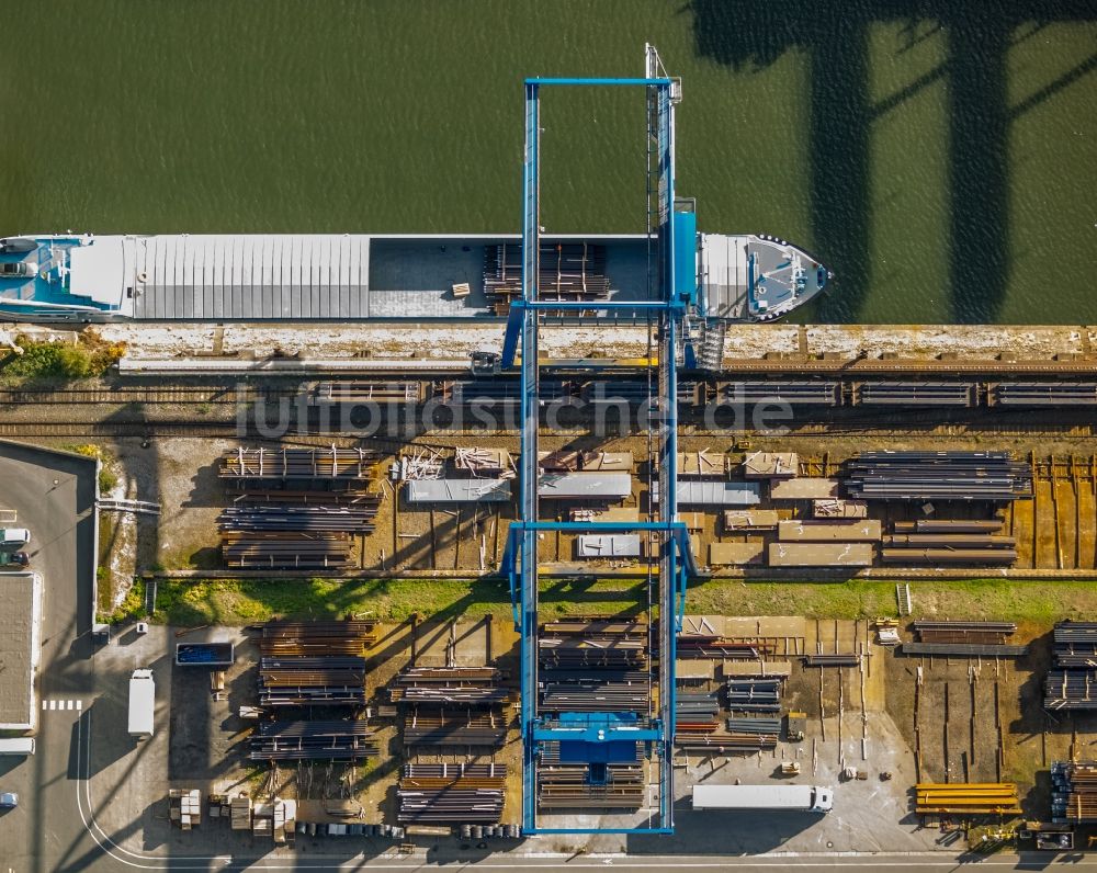 Luftbild Duisburg - Containerterminal im Containerhafen des Binnenhafen am Hafenkanal im Ortsteil Ruhrort in Duisburg im Bundesland Nordrhein-Westfalen, Deutschland