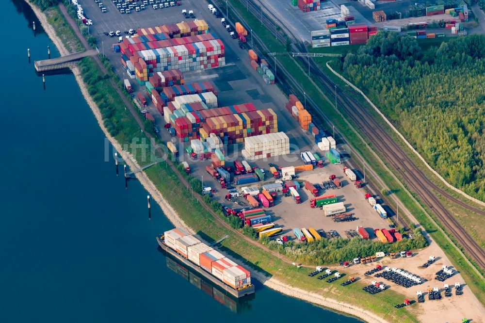 Wörth am Rhein aus der Vogelperspektive: Containerterminal im Containerhafen des Binnenhafen Karlsruhe in Wörth am Rhein im Bundesland Rheinland-Pfalz, Deutschland