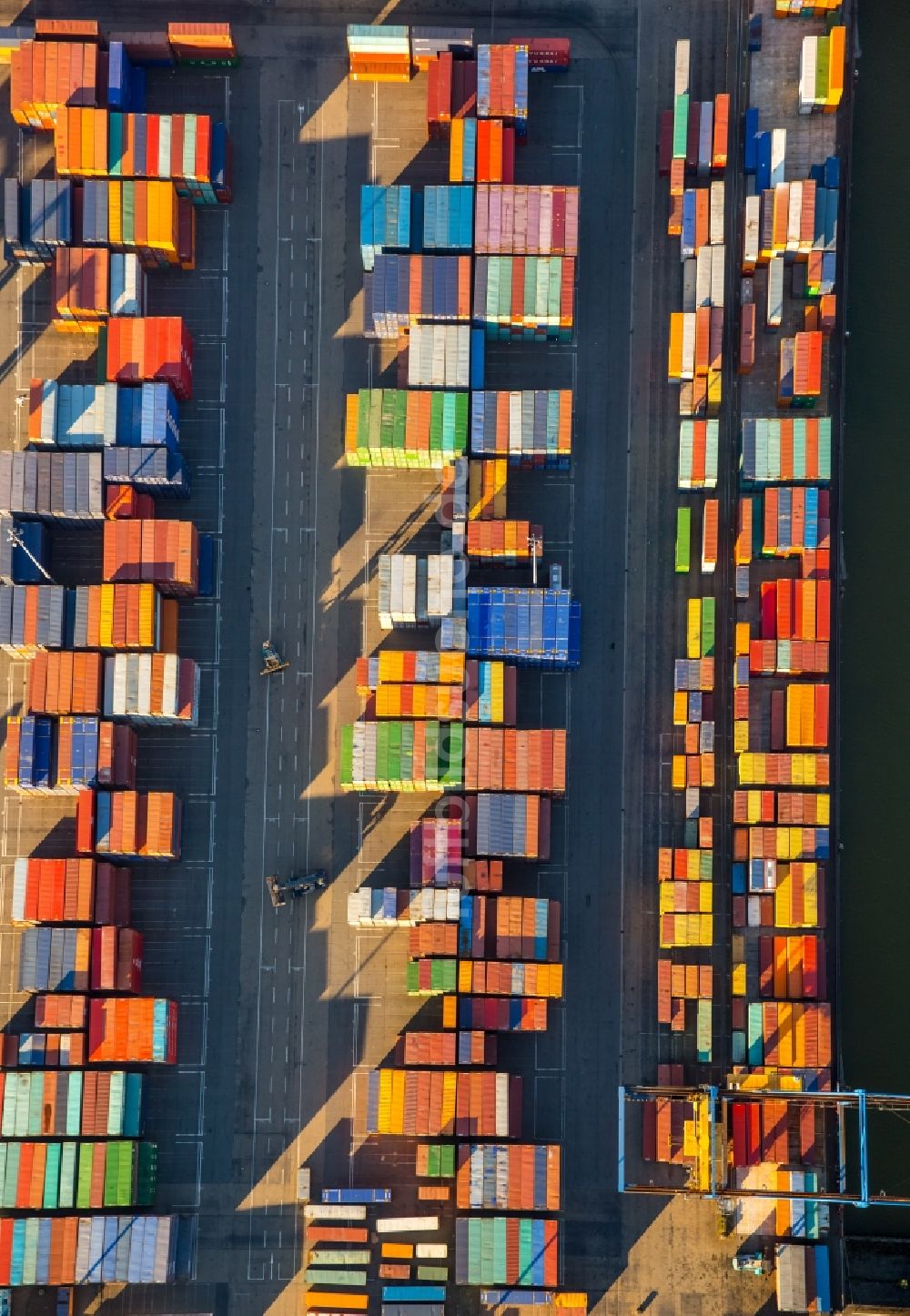 Luftbild Duisburg - Containerterminal im Containerhafen des Binnenhafen Logport Duisburg Rheinhausen in Duisburg im Bundesland Nordrhein-Westfalen