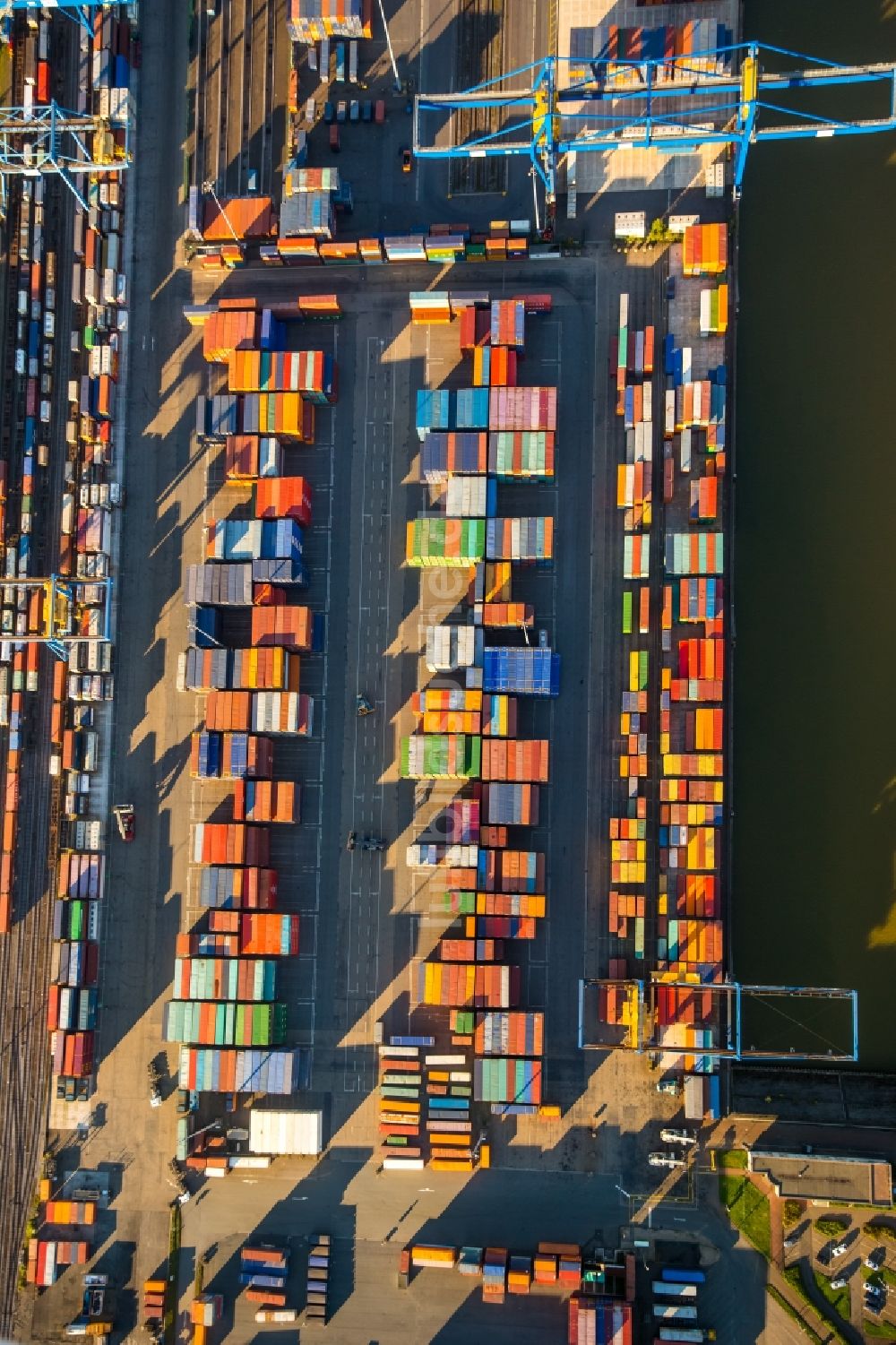 Duisburg von oben - Containerterminal im Containerhafen des Binnenhafen Logport Duisburg Rheinhausen in Duisburg im Bundesland Nordrhein-Westfalen