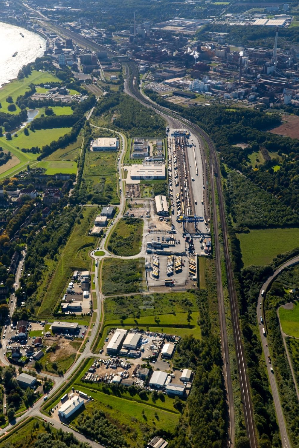 Duisburg von oben - Containerterminal im Containerhafen des Binnenhafen Logport III Duisport im Logistikzentrum Rheinhausen in Duisburg im Bundesland Nordrhein-Westfalen