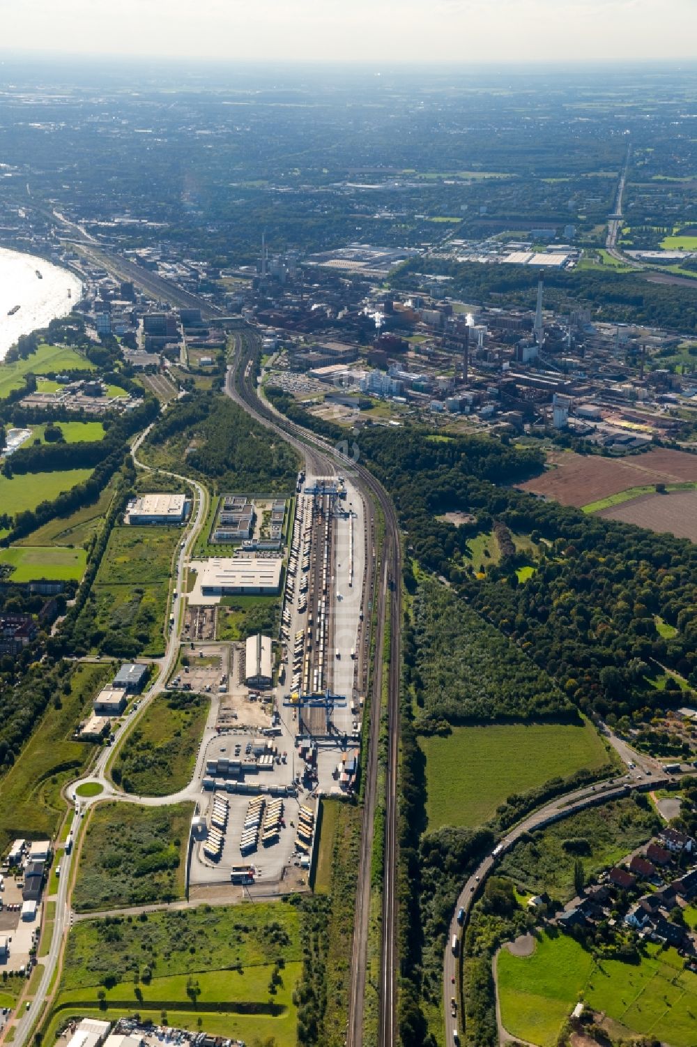 Duisburg aus der Vogelperspektive: Containerterminal im Containerhafen des Binnenhafen Logport III Duisport im Logistikzentrum Rheinhausen in Duisburg im Bundesland Nordrhein-Westfalen