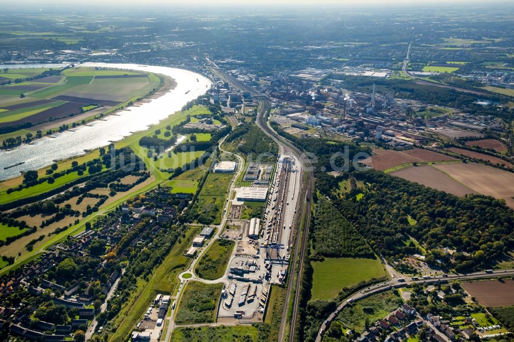 Luftbild Duisburg - Containerterminal im Containerhafen des Binnenhafen Logport III Duisport im Logistikzentrum Rheinhausen in Duisburg im Bundesland Nordrhein-Westfalen