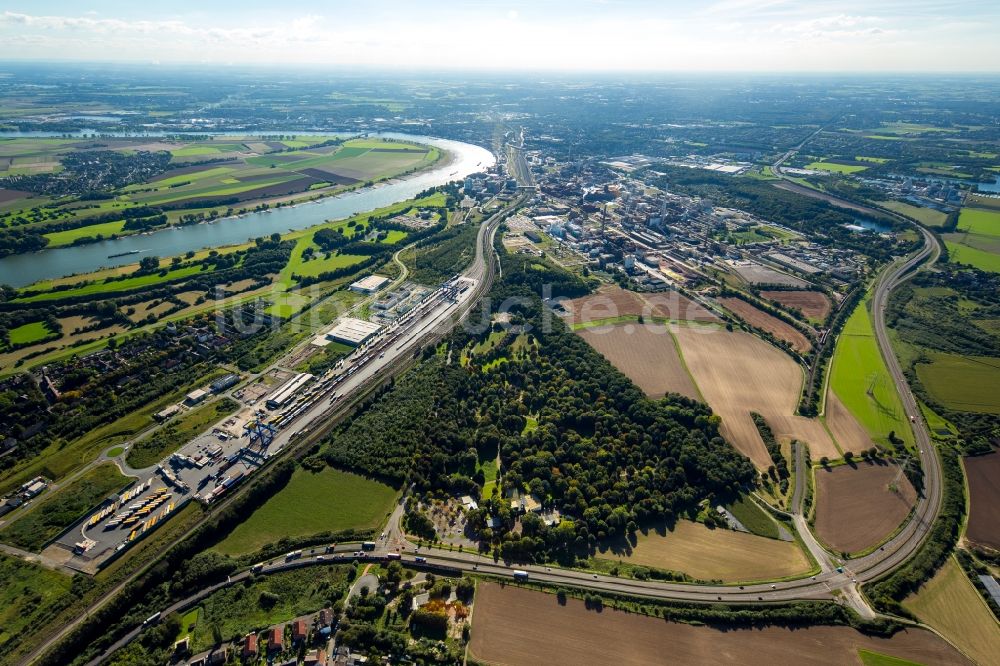 Luftaufnahme Duisburg - Containerterminal im Containerhafen des Binnenhafen Logport III Duisport im Logistikzentrum Rheinhausen in Duisburg im Bundesland Nordrhein-Westfalen