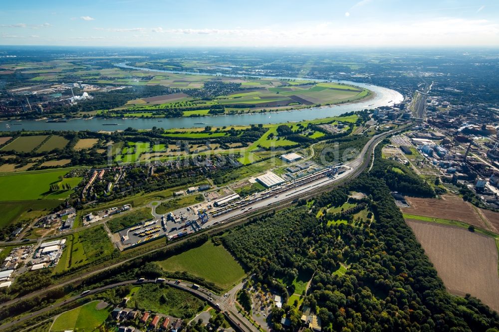 Duisburg von oben - Containerterminal im Containerhafen des Binnenhafen Logport III Duisport im Logistikzentrum Rheinhausen in Duisburg im Bundesland Nordrhein-Westfalen