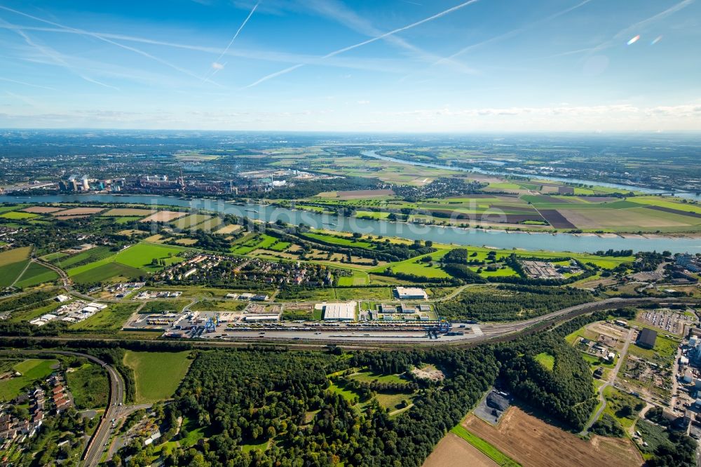 Luftaufnahme Duisburg - Containerterminal im Containerhafen des Binnenhafen Logport III Duisport im Logistikzentrum Rheinhausen in Duisburg im Bundesland Nordrhein-Westfalen