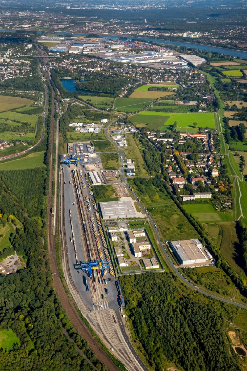 Luftaufnahme Duisburg - Containerterminal im Containerhafen des Binnenhafen Logport III Duisport im Logistikzentrum Rheinhausen in Duisburg im Bundesland Nordrhein-Westfalen