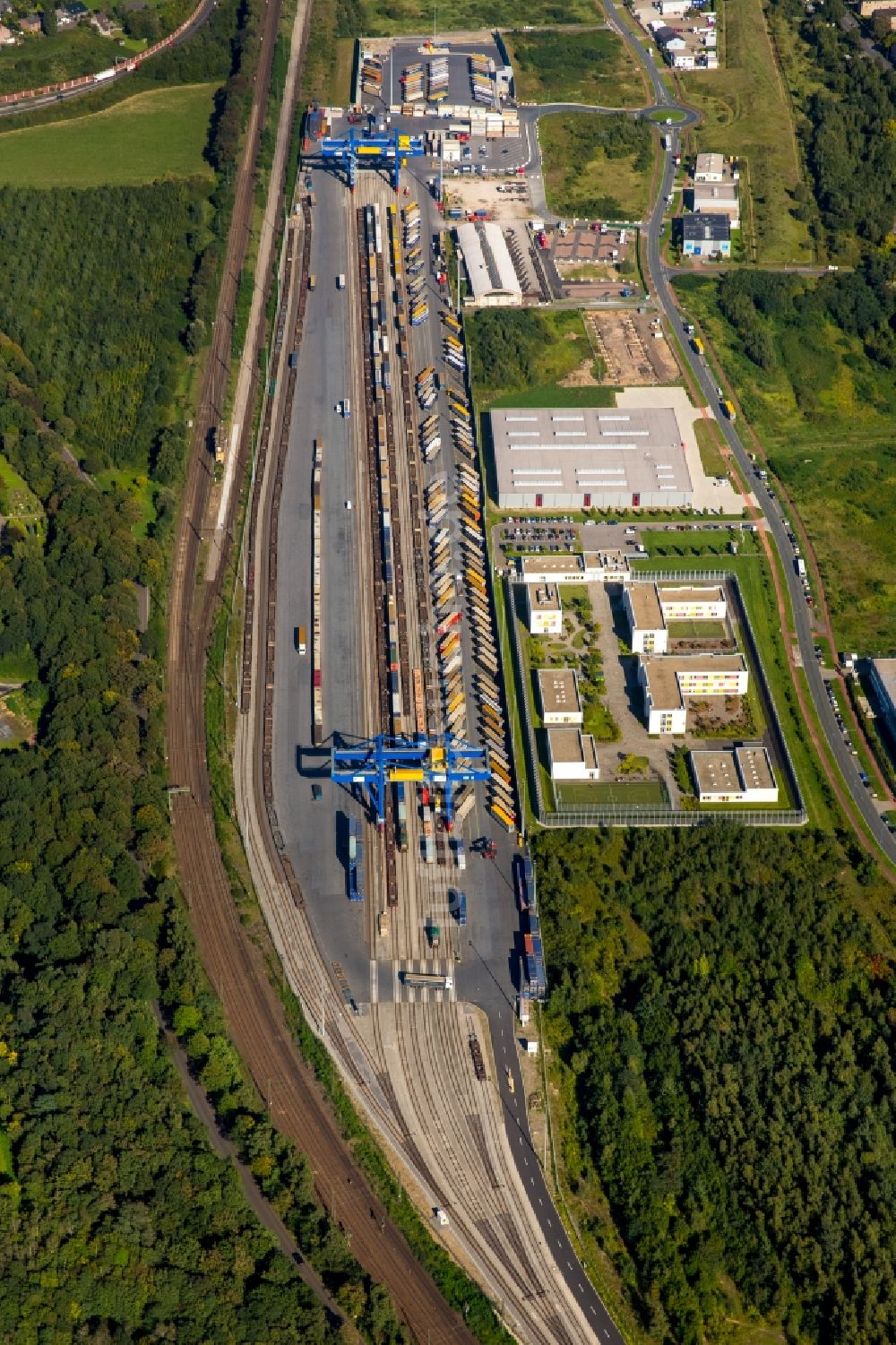 Duisburg von oben - Containerterminal im Containerhafen des Binnenhafen Logport III Duisport im Logistikzentrum Rheinhausen in Duisburg im Bundesland Nordrhein-Westfalen