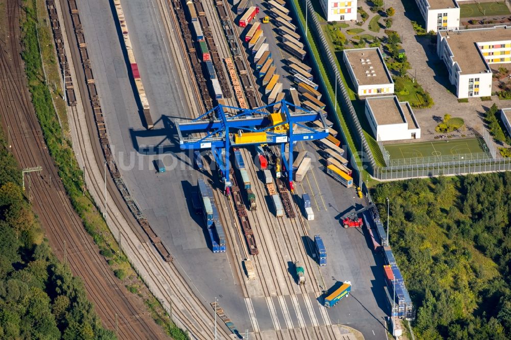 Duisburg aus der Vogelperspektive: Containerterminal im Containerhafen des Binnenhafen Logport III Duisport im Logistikzentrum Rheinhausen in Duisburg im Bundesland Nordrhein-Westfalen