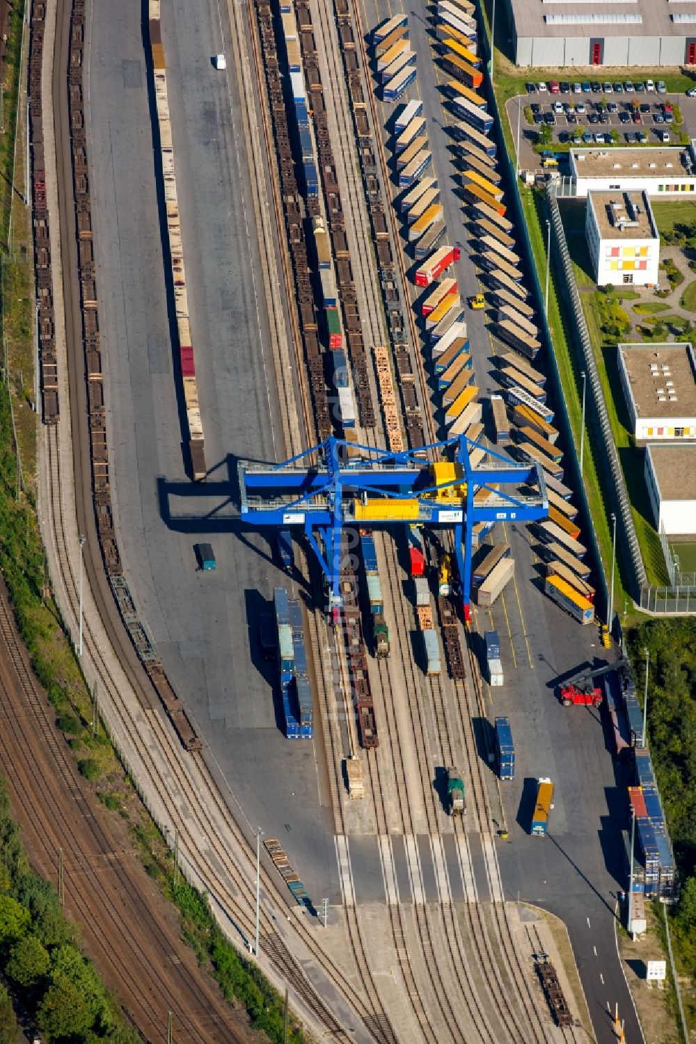 Luftbild Duisburg - Containerterminal im Containerhafen des Binnenhafen Logport III Duisport im Logistikzentrum Rheinhausen in Duisburg im Bundesland Nordrhein-Westfalen