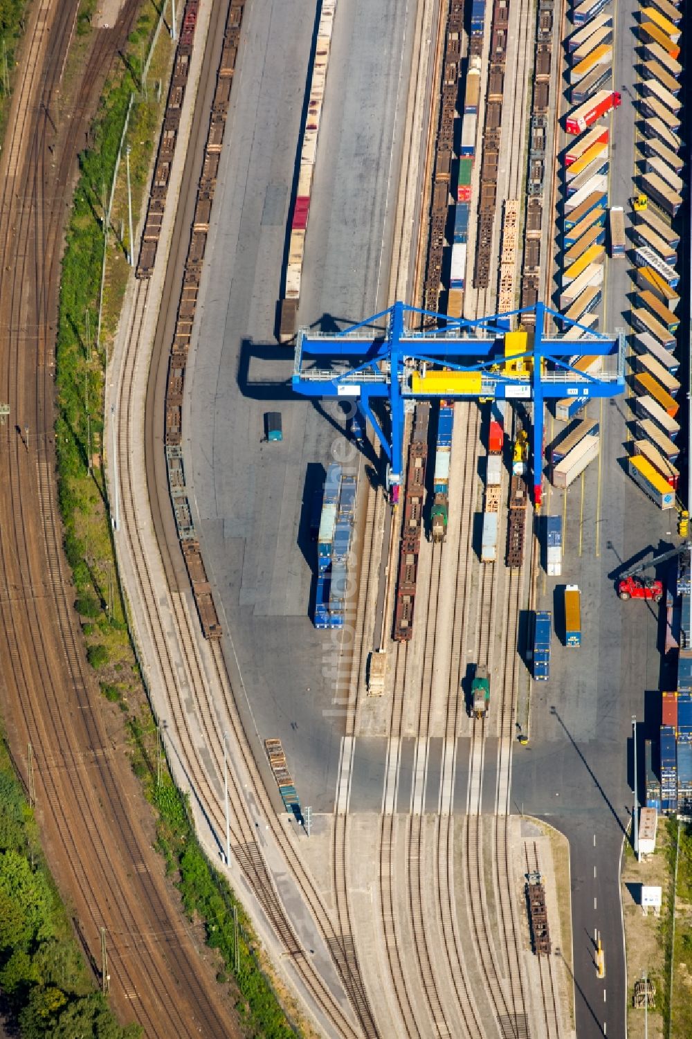 Luftaufnahme Duisburg - Containerterminal im Containerhafen des Binnenhafen Logport III Duisport im Logistikzentrum Rheinhausen in Duisburg im Bundesland Nordrhein-Westfalen