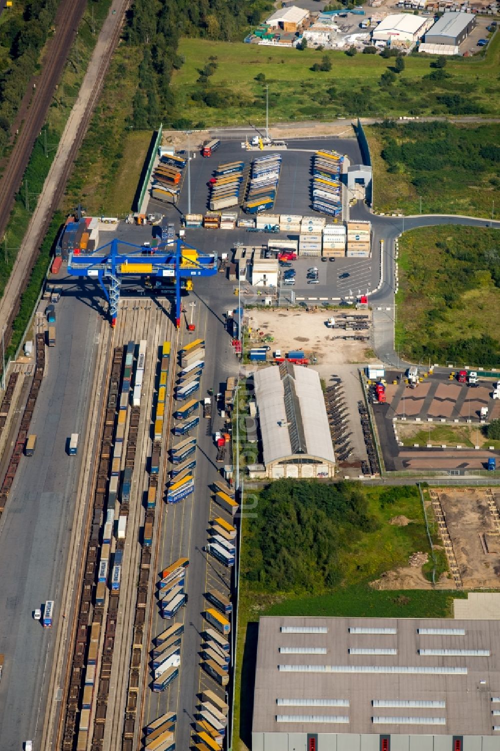 Duisburg von oben - Containerterminal im Containerhafen des Binnenhafen Logport III Duisport im Logistikzentrum Rheinhausen in Duisburg im Bundesland Nordrhein-Westfalen