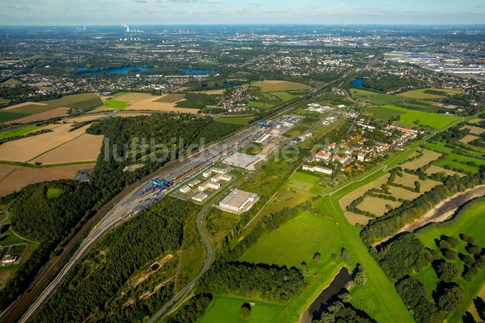 Luftbild Duisburg - Containerterminal im Containerhafen des Binnenhafen Logport III Duisport im Logistikzentrum Rheinhausen in Duisburg im Bundesland Nordrhein-Westfalen