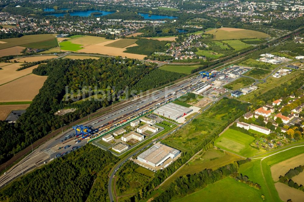 Luftaufnahme Duisburg - Containerterminal im Containerhafen des Binnenhafen Logport III Duisport im Logistikzentrum Rheinhausen in Duisburg im Bundesland Nordrhein-Westfalen