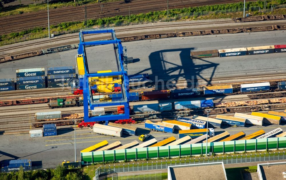 Duisburg von oben - Containerterminal im Containerhafen des Binnenhafen Logport III Duisport im Logistikzentrum Rheinhausen in Duisburg im Bundesland Nordrhein-Westfalen