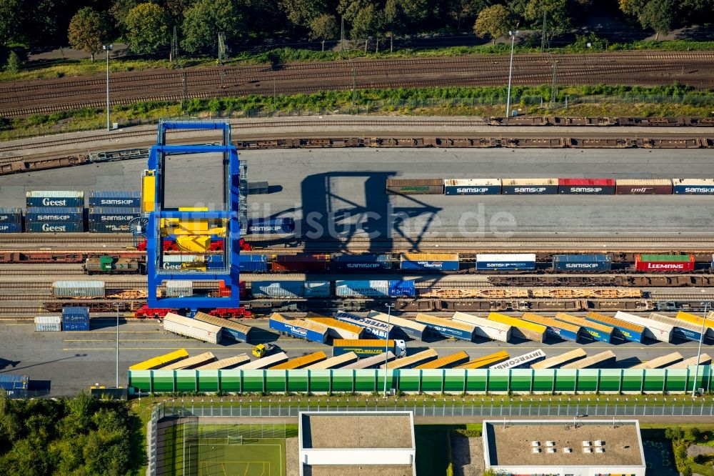 Duisburg aus der Vogelperspektive: Containerterminal im Containerhafen des Binnenhafen Logport III Duisport im Logistikzentrum Rheinhausen in Duisburg im Bundesland Nordrhein-Westfalen