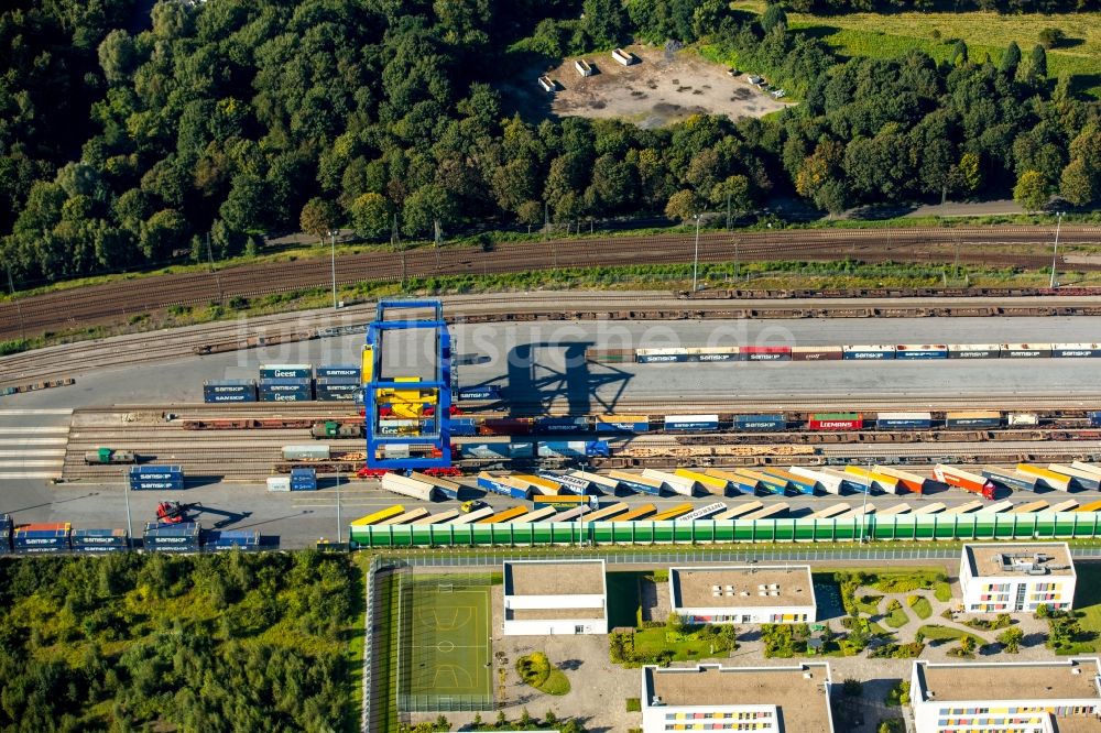 Luftbild Duisburg - Containerterminal im Containerhafen des Binnenhafen Logport III Duisport im Logistikzentrum Rheinhausen in Duisburg im Bundesland Nordrhein-Westfalen