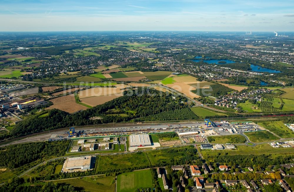 Luftaufnahme Duisburg - Containerterminal im Containerhafen des Binnenhafen Logport III Duisport im Logistikzentrum Rheinhausen in Duisburg im Bundesland Nordrhein-Westfalen