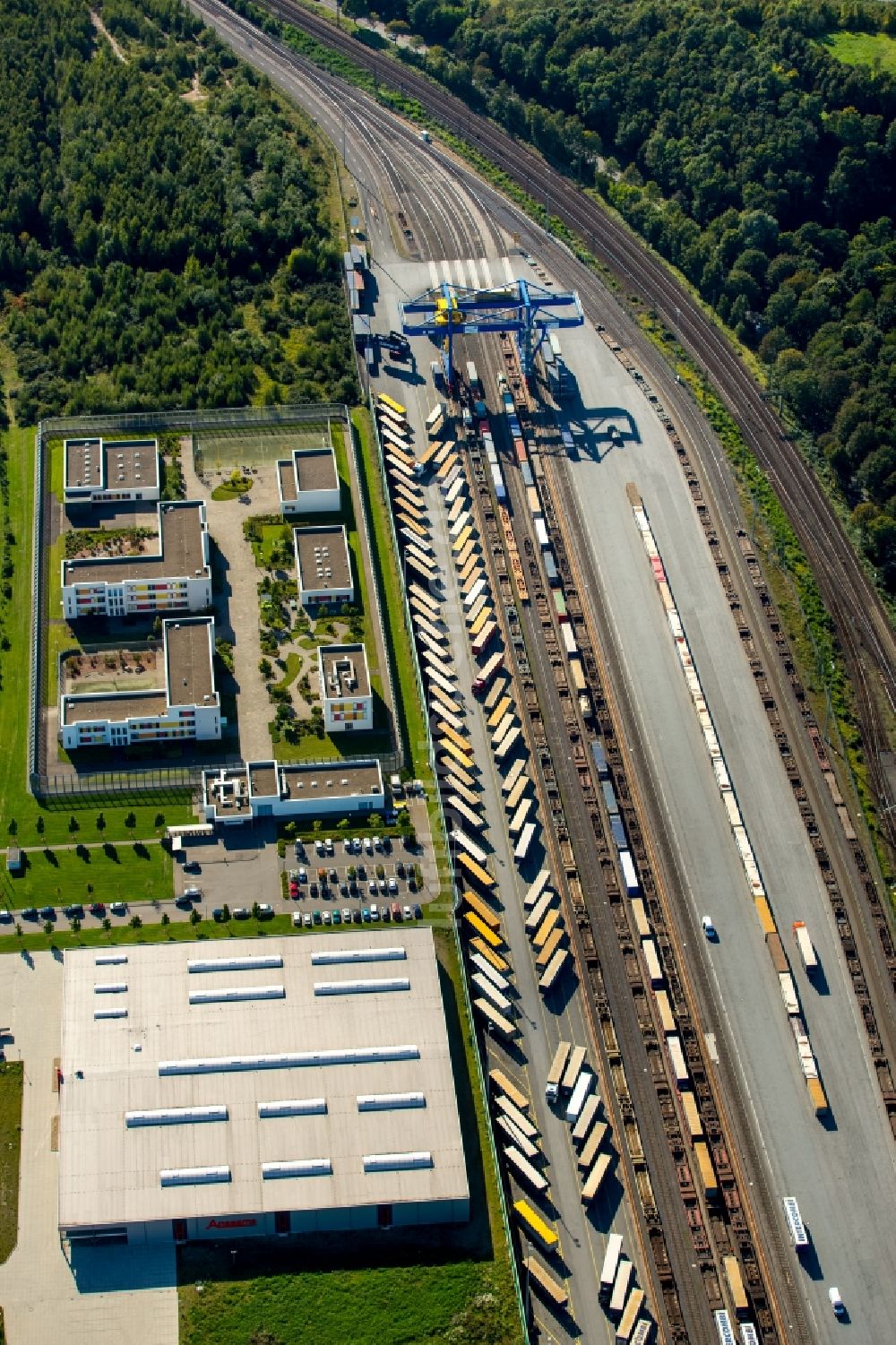 Luftbild Duisburg - Containerterminal im Containerhafen des Binnenhafen Logport III Duisport im Logistikzentrum Rheinhausen in Duisburg im Bundesland Nordrhein-Westfalen