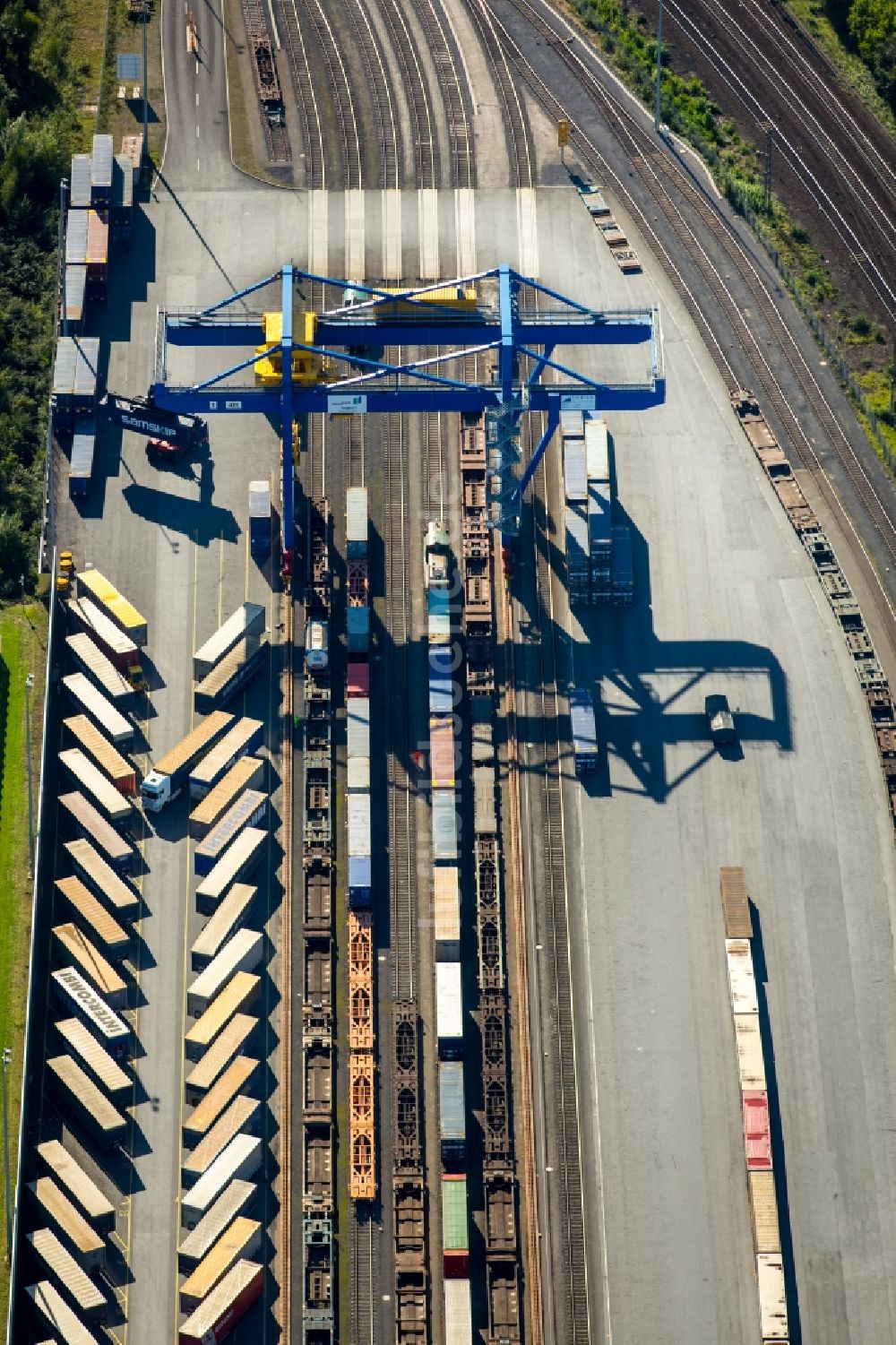 Luftaufnahme Duisburg - Containerterminal im Containerhafen des Binnenhafen Logport III Duisport im Logistikzentrum Rheinhausen in Duisburg im Bundesland Nordrhein-Westfalen