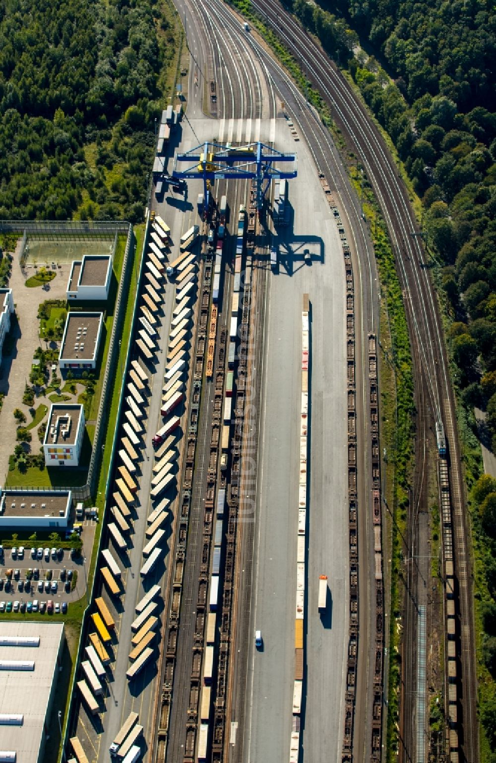 Duisburg von oben - Containerterminal im Containerhafen des Binnenhafen Logport III Duisport im Logistikzentrum Rheinhausen in Duisburg im Bundesland Nordrhein-Westfalen